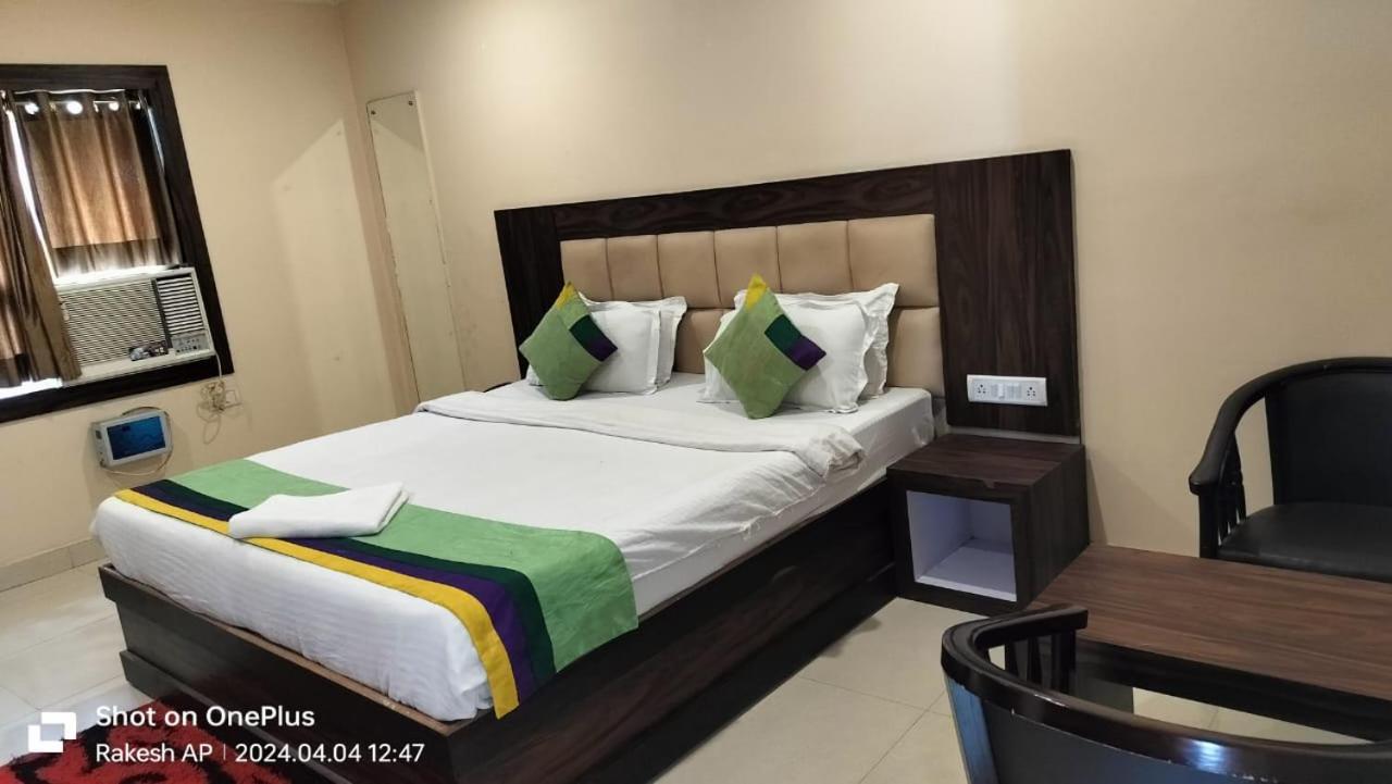 Hotel Paradise Convention Bhubaneswar Esterno foto